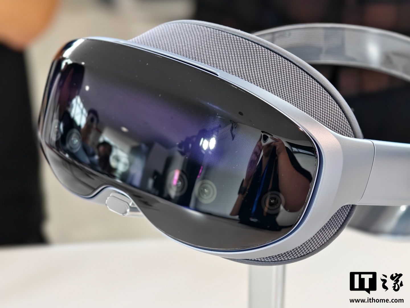 上下左右 180 度视野：vivo Vision 探索版支持 120 英尺超大巨幕 + 多视角沉浸观赛