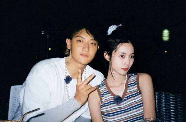 黄子韬徐艺洋晒照秀恩爱 两人亲密贴贴恩爱有加