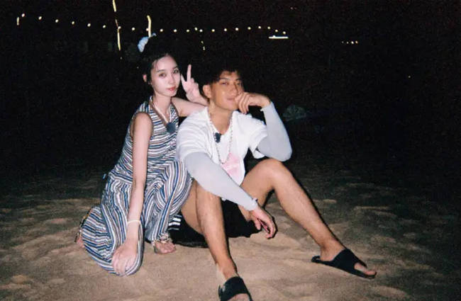 黄子韬徐艺洋晒照秀恩爱 两人亲密贴贴恩爱有加