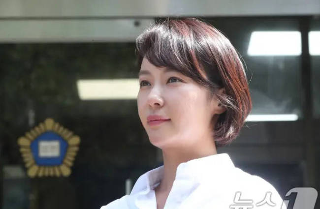 韩国女星黄正音贪污公款43亿 出席庭审被求刑3年