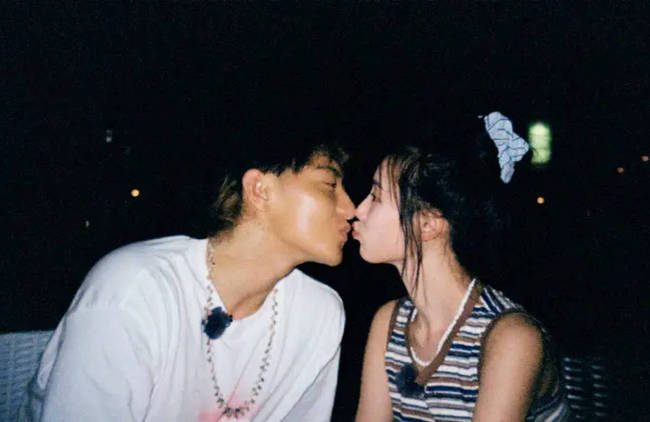 黄子韬徐艺洋晒照秀恩爱 两人亲密贴贴恩爱有加