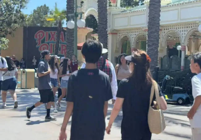 孙俪晒出和儿子的合照：背后看等等比我高那么多了