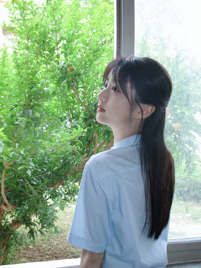包上恩校服造型清纯明媚 眼神忧郁化身青春女主角