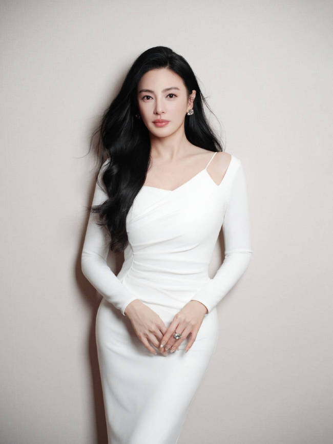 张雨绮紧身裙勾勒丰腴身材！秒变温柔美人风情万种