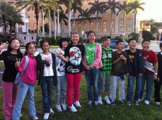 男大十八变！网友晒出与范丞丞小学出游合照