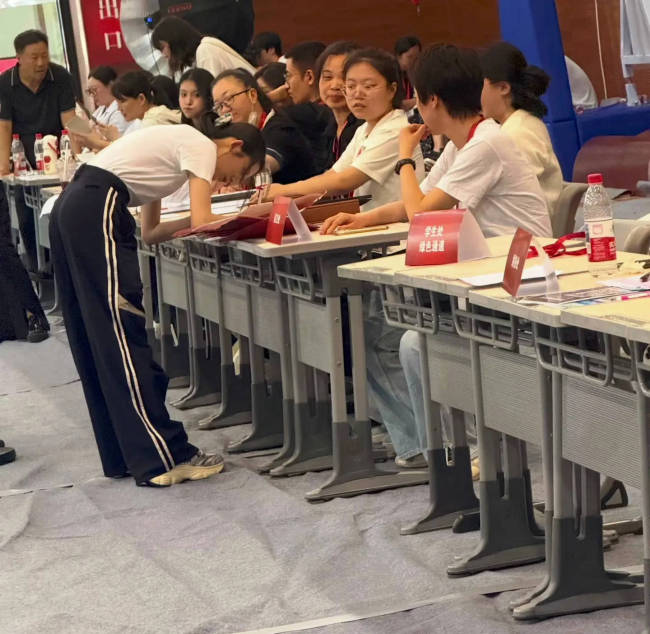 黄杨钿甜现身中央戏剧学院办理入学手续