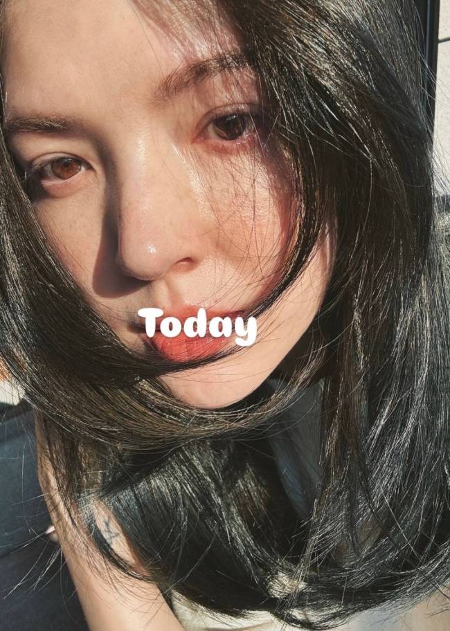 许玮甯产后首晒自拍照！皮肤紧致光滑状态好