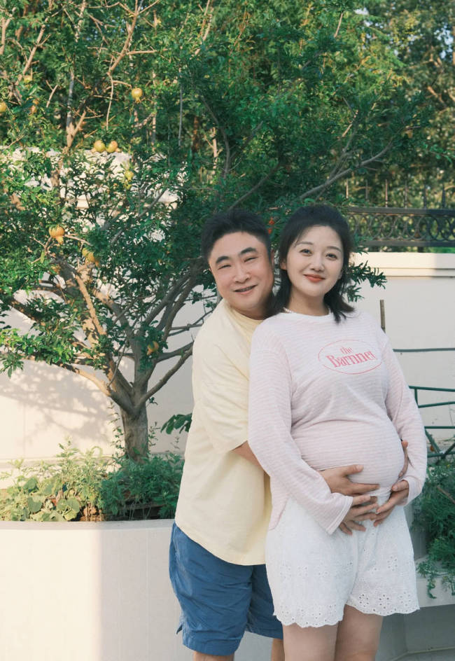 乔杉抱老婆三胎孕肚笑容灿烂！一家四口合影好有爱