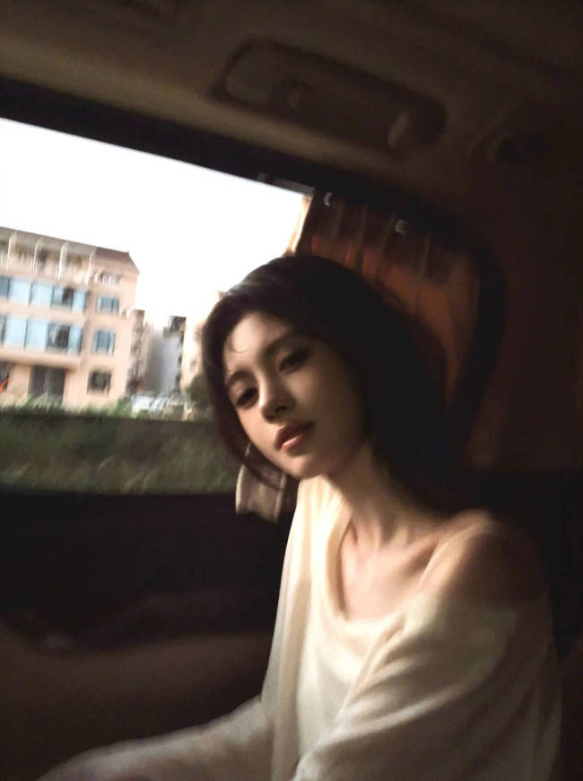 鞠婧祎晒车内美照氛围感拉满！露光滑香肩魅力十足