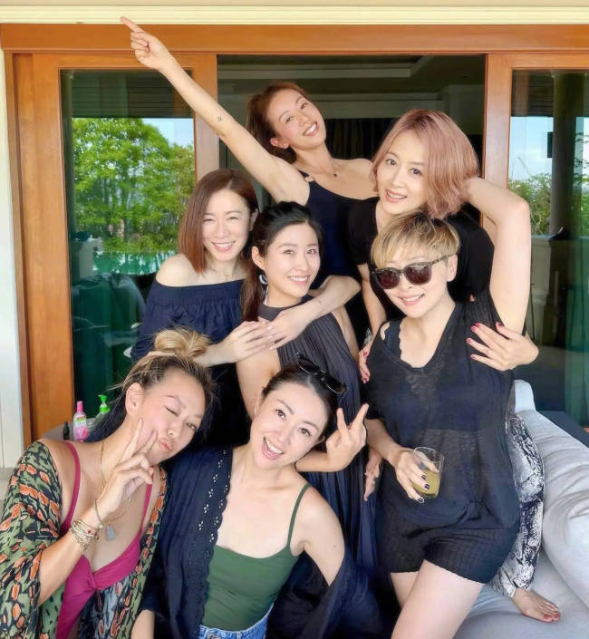 佘诗曼晒TVB“七魔女”聚会照 姐妹们合影感情甜蜜