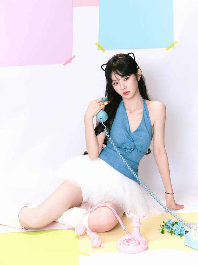 田曦薇吊带配短裙清纯阳光 笑容甜美表情灵动俏皮