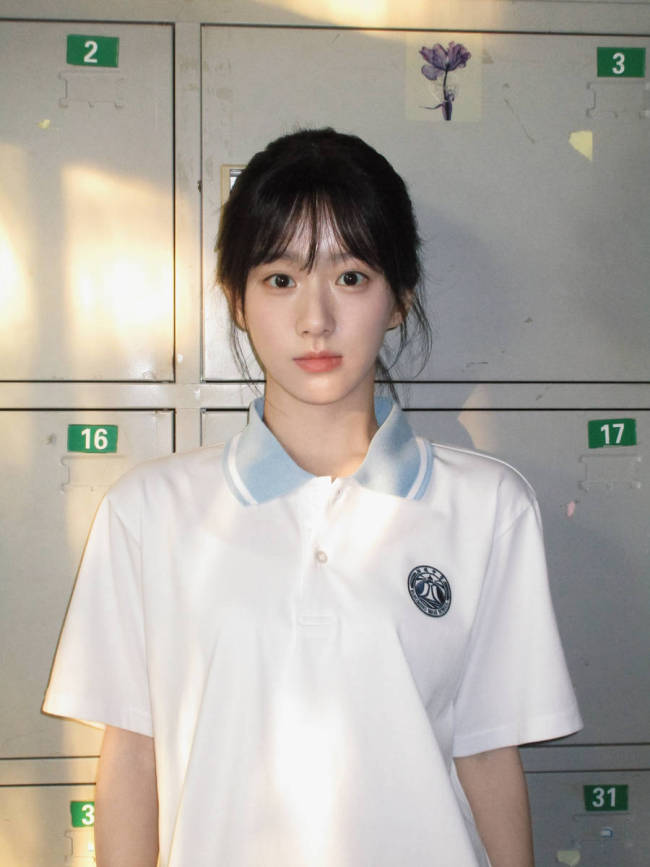 包上恩校服造型清纯明媚 眼神忧郁化身青春女主角