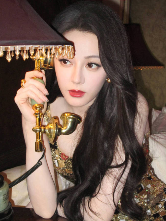 迪丽热巴穿吊带裙光彩照人！秒变复古大美女超养眼