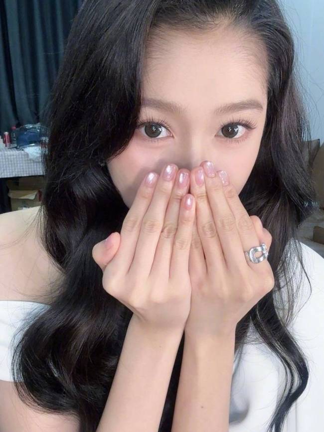 关晓彤360度展示新美甲！脸颊比心笑容甜美似少女