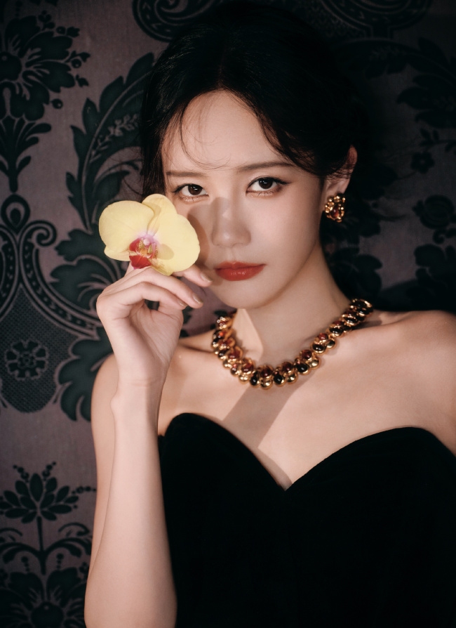 李一桐身穿古董礼服美艳动人 灿笑撩人心弦