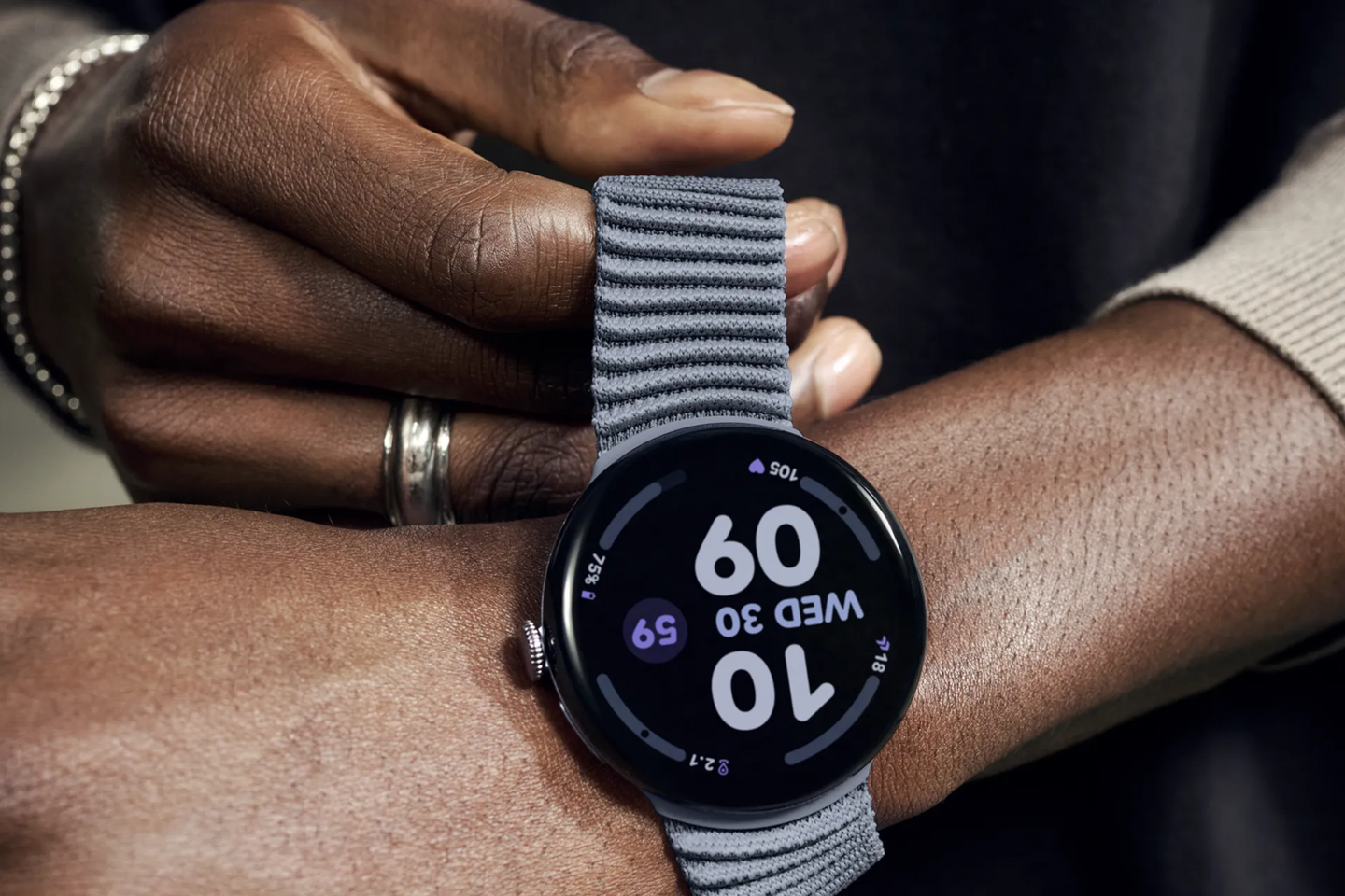 谷歌 Pixel Watch 4 智能手表拆解：统一 T2 螺丝，13 分钟换屏、仍保 IP68 防水