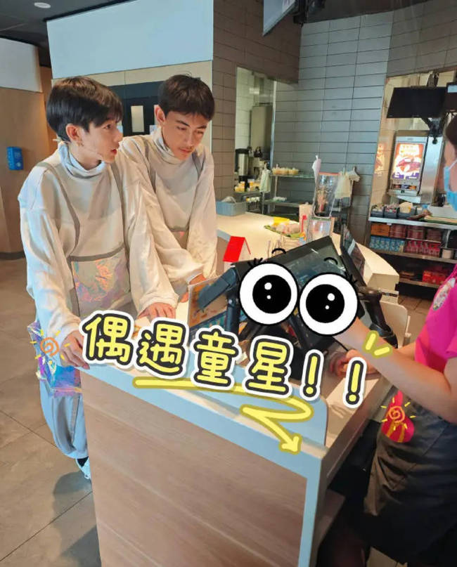 诺一与好友逛街被偶遇 穿搭时尚状态在线