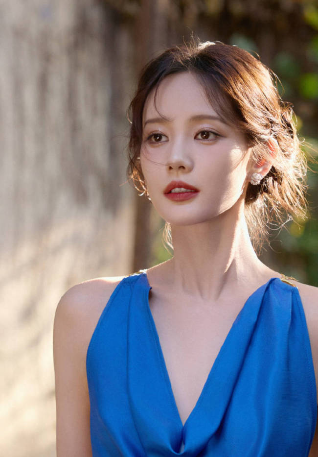李一桐穿蓝色礼裙笑容明艳 精致妆容衬出优雅浪漫