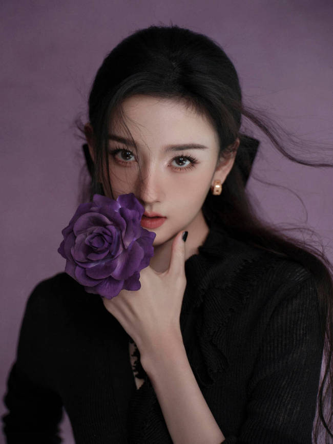 宋祖儿穿小黑裙腰肢纤细 手持紫色玫瑰又纯又欲