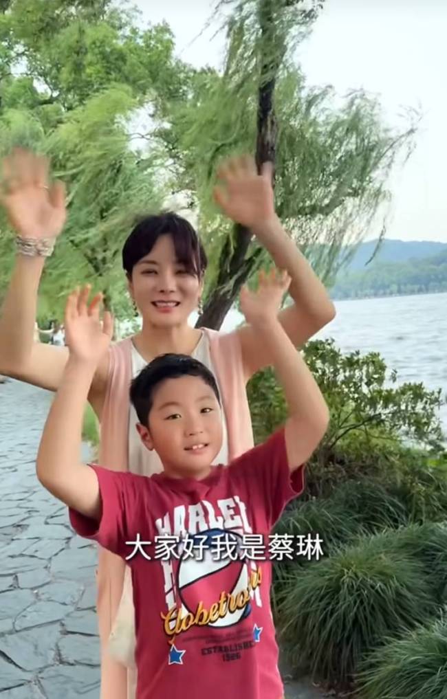 蔡琳带儿子游西湖 两人穿搭休闲氛围温馨