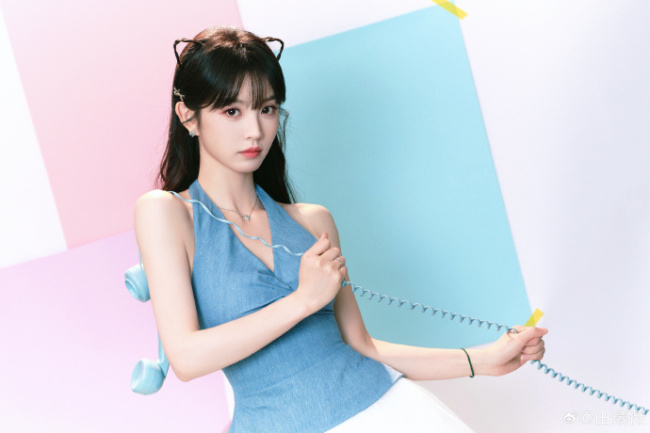 田曦薇挂脖吊带配短裙清纯阳光 笑容甜美