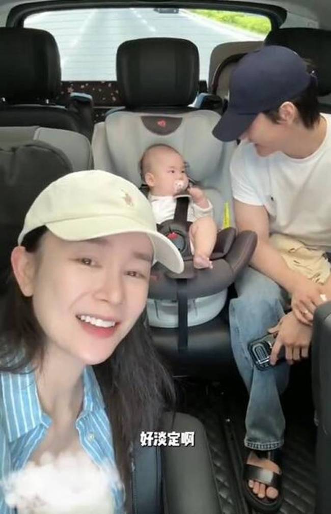 张檬夫妇带儿子坐飞机 小宝宝一路情绪淡定好可爱