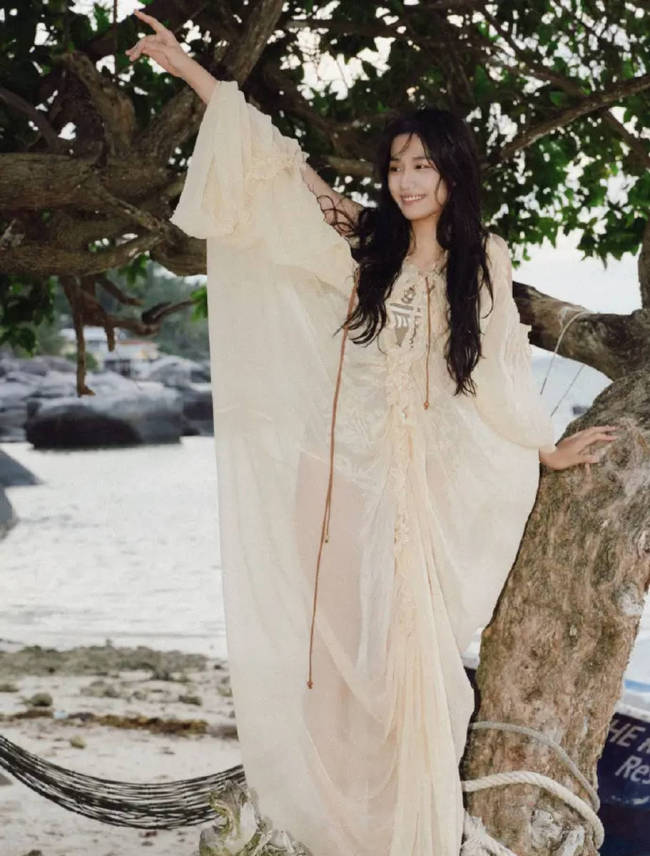 卢昱晓穿白色长裙笑容甜美 妆容自然活泼俏皮