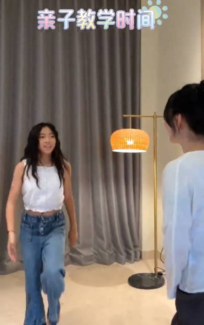 阿雅教女儿跳剉冰舞 Ava穿白上衣一头卷发青春活泼