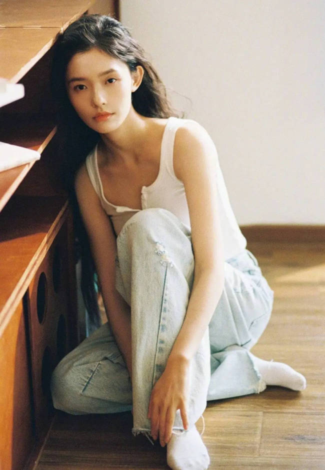 林允穿背心短裤纯欲撩人 手拿相机随性松弛