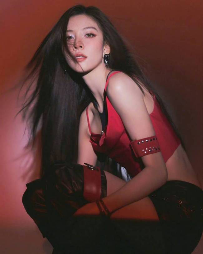 宋妍霏穿露肩上衣性感又帅气 露小蛮腰身材超哇塞