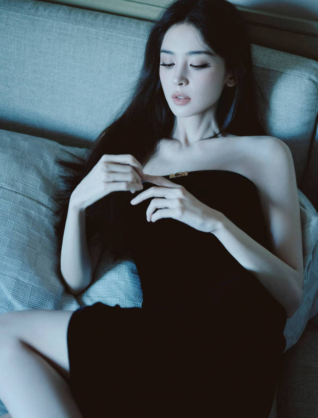 古力娜扎穿黑色抹胸裙妆容精致 气质高贵尽显优雅