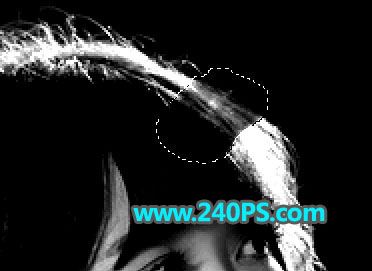 ps精细抠图快速抠出夏季发丝凌乱的吊带美女人物图片教程