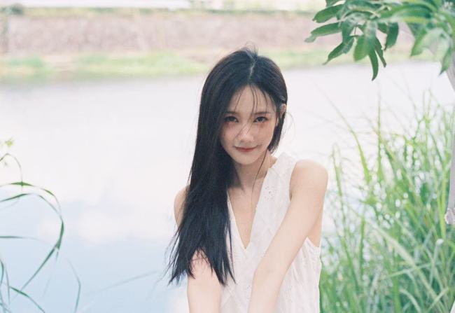李一桐穿白色无袖上衣清新淡雅