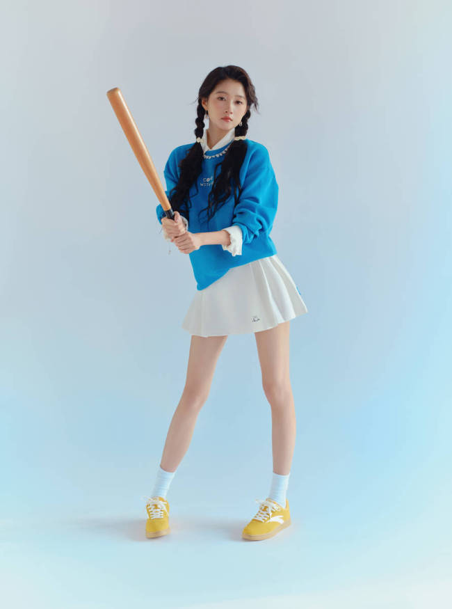 关晓彤蓝衣白裙青春元气！化身棒球少女活力十足