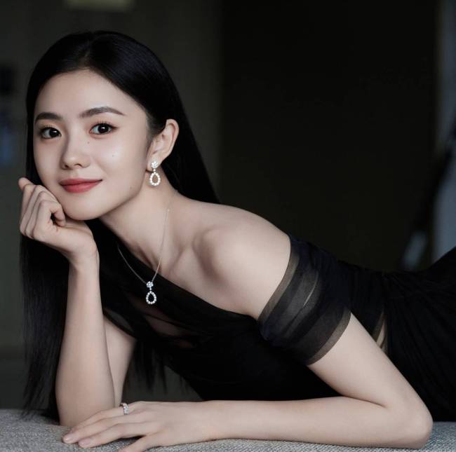 刘浩存穿吊带礼裙妆容精致 笑容甜美尽显清冷高级