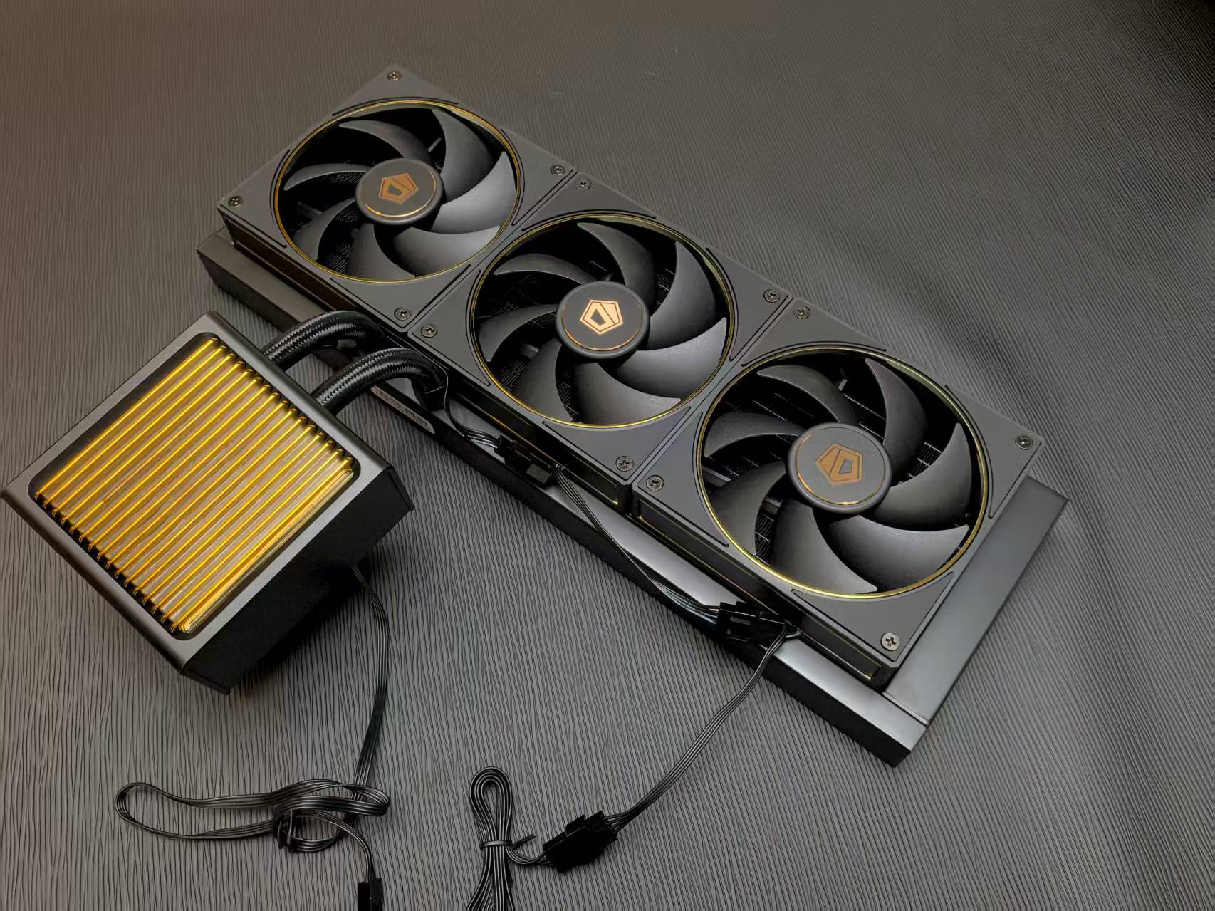 酷凛预热 DX360 GDL 水冷：侧出短管设计，金色格栅冷头装饰