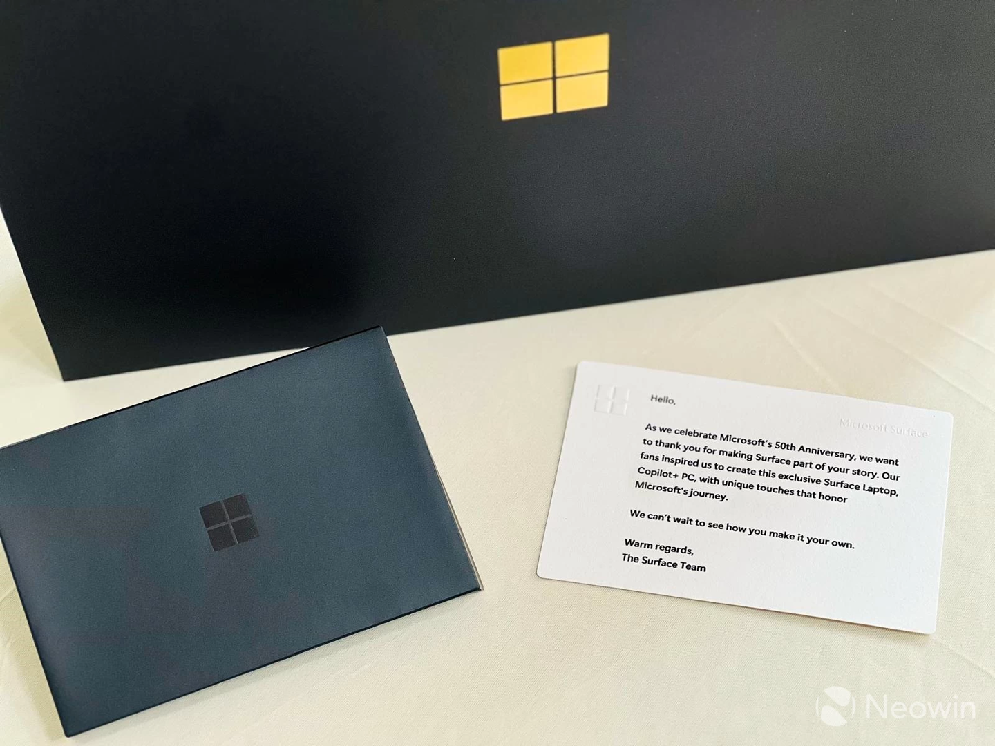 全球仅 50 台：微软 50 周年 Surface Laptop 笔记本开箱，首次启动遇蓝屏故障