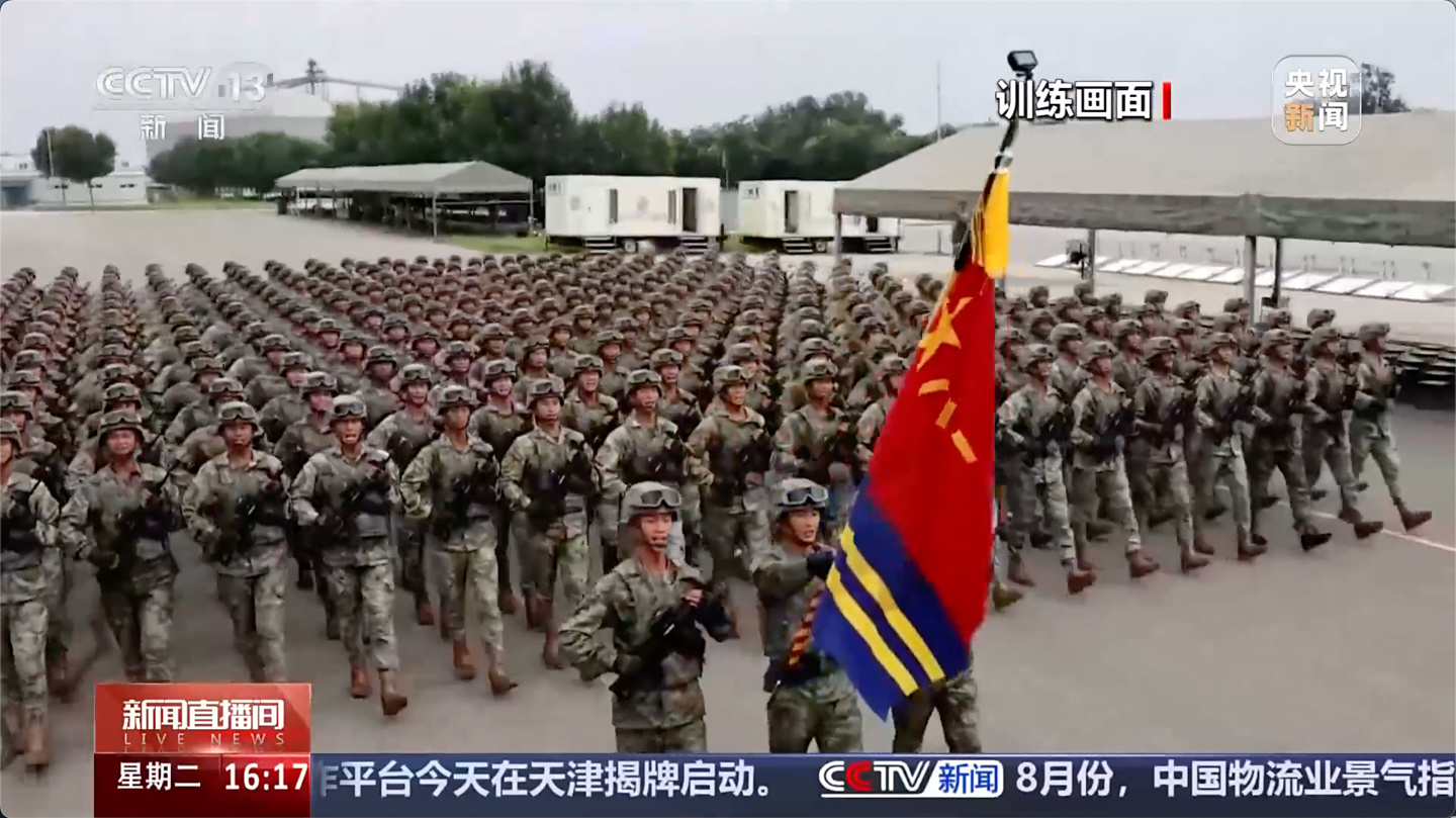 出场即出彩：空中护旗梯队将以崭新队形飞过天安门上空，国产新一代新型直升机以编队形式亮相九三阅兵