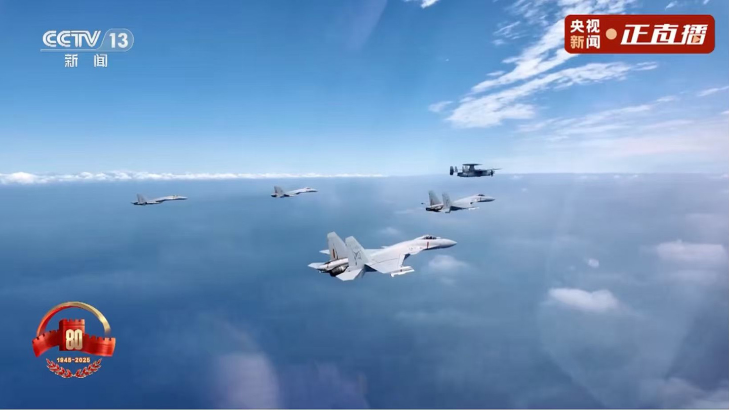 和平发展的时代强音：九三阅兵空中梯队战机起飞，将光荣接受检阅