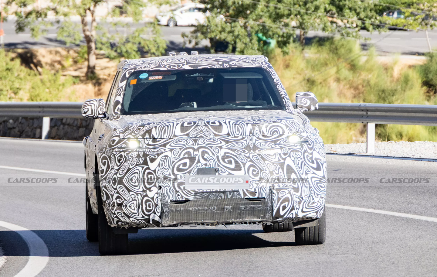 方正“小硬汉”：路虎卫士 Sport 纯电版 SUV 原型曝光