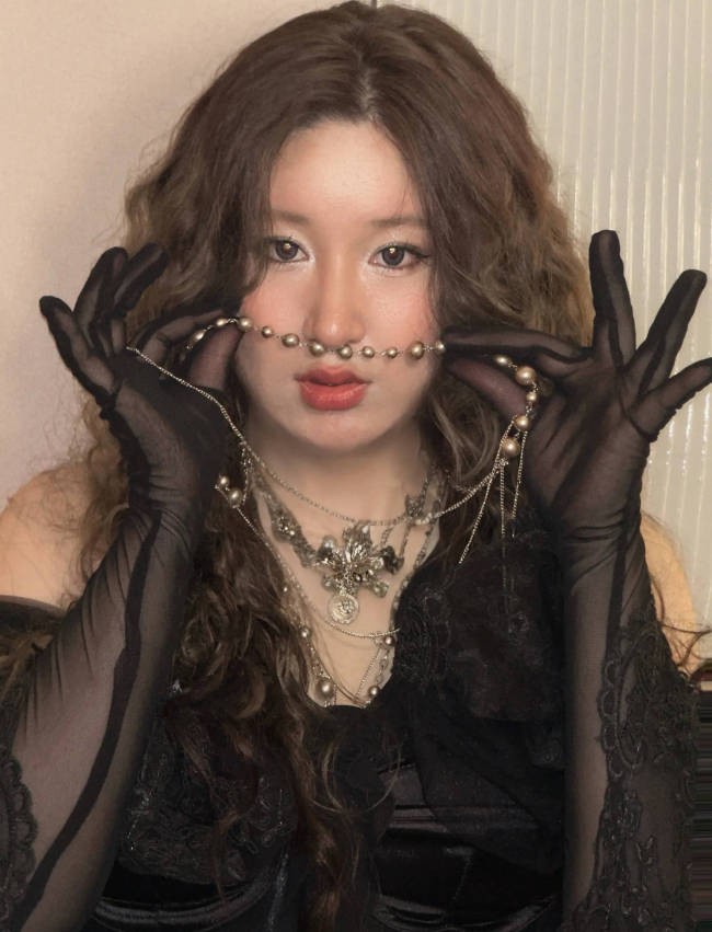锤娜丽莎更新跳女团舞短视频 配文：庆祝又瘦4公斤
