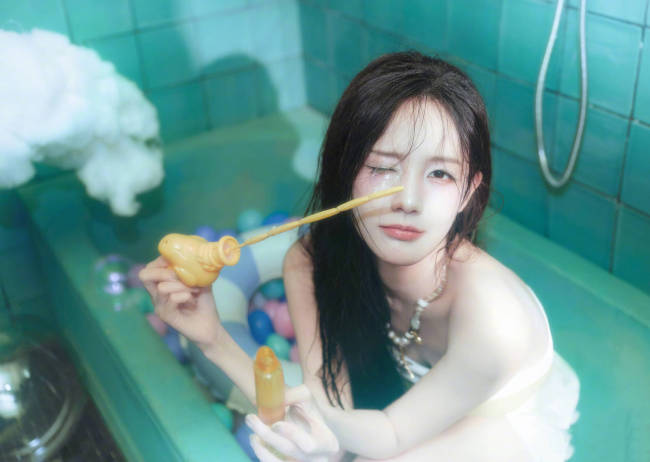 李一桐穿抹胸身材纤细窈窕 湿发造型又纯又欲