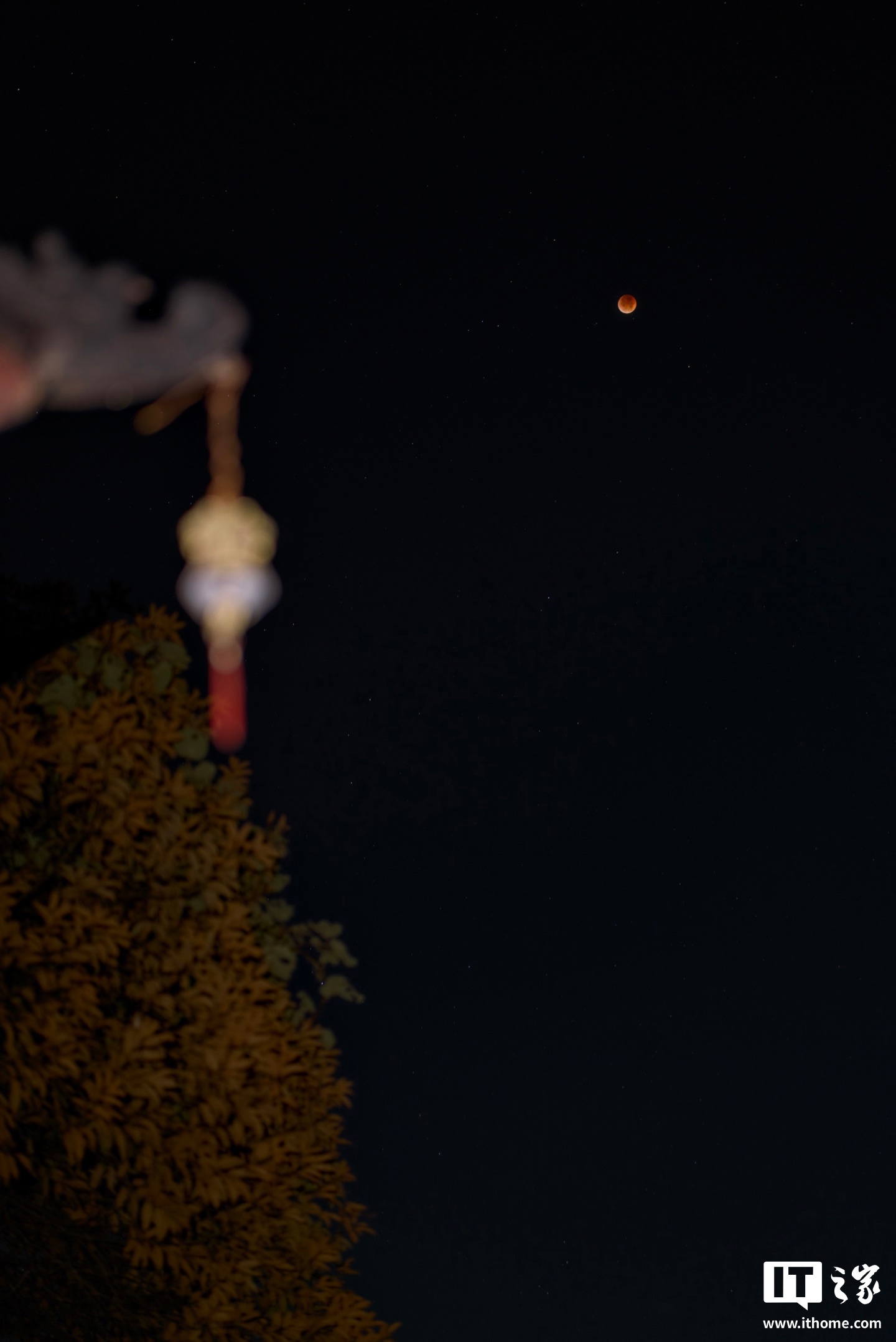 “红月亮”刷屏朋友圈，央视晒全国多地月全食高清大图