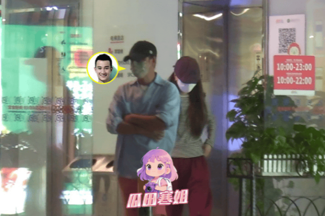 文章带女友一起看话剧 女方长发披肩十分低调