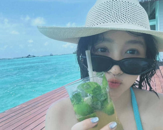 关晓彤INS更新海边度假美照 穿性感泳衣秀曲线身材