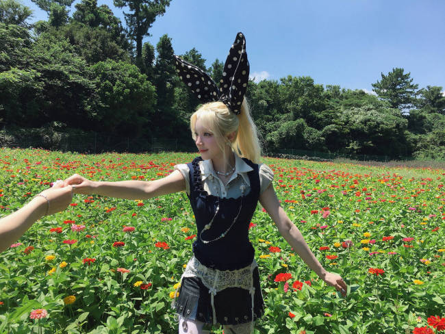 宋雨琦化身兔女郎娇俏明媚 黑裙配白丝性感又优雅