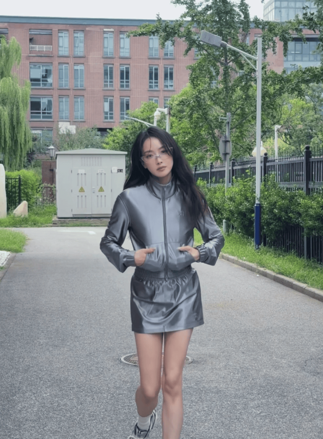 宋茜穿套装秒变性感机械姬！眼神超A御姐范儿十足