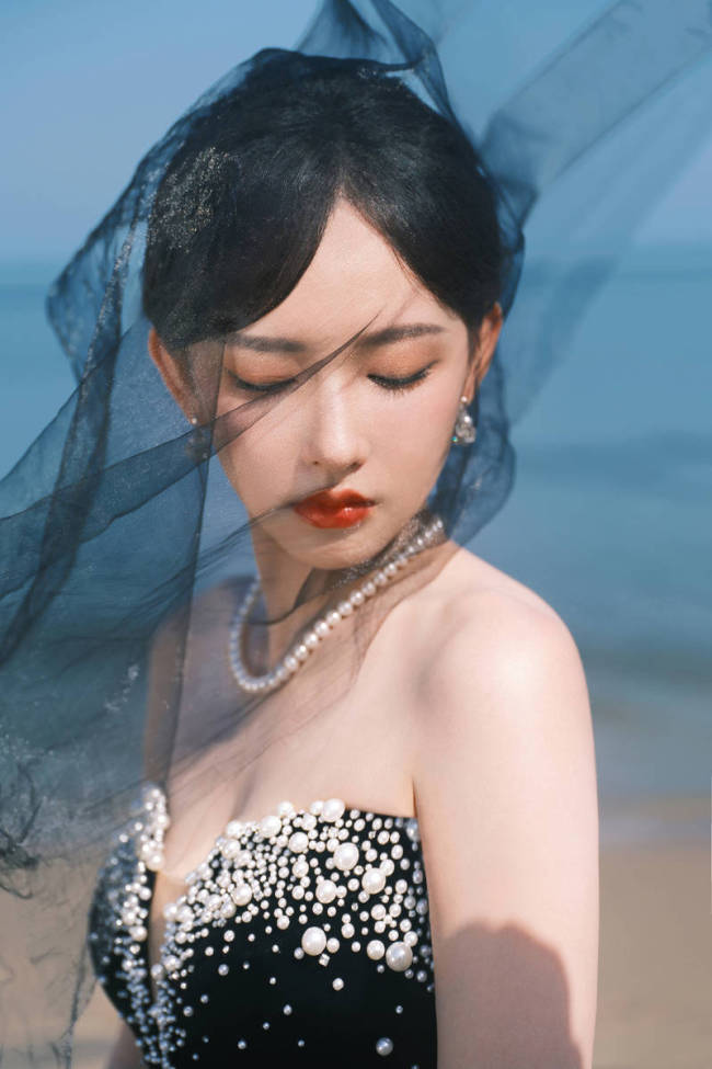 程潇抹胸裙海边回眸 性感慵懒宛如盛开的黑色玫瑰