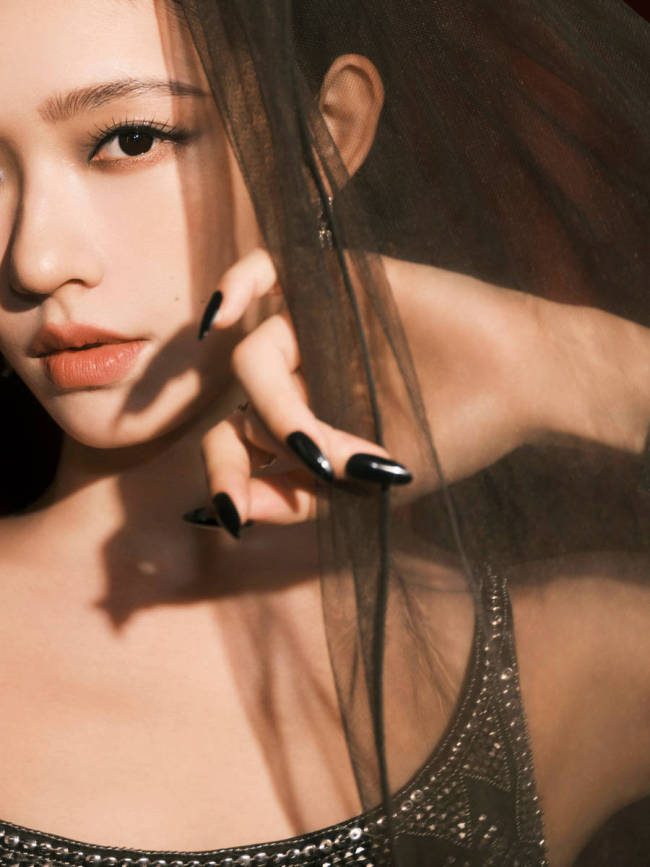 林允穿吊带裙气场全开 头戴薄纱造型别致好似女王