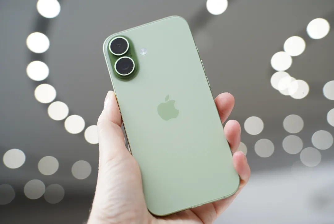 5999 元起：苹果 iPhone 17 上手，6.3 英寸 120Hz 屏幕、256GB 起步